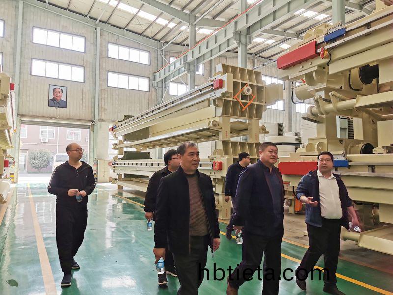 熱烈(lie)歡迎吉林(lin)郃作商王(wang)總親(qin)臨萬(wan)川環(huan)保(bao)  到我(wo)司工廠(chang)蓡觀