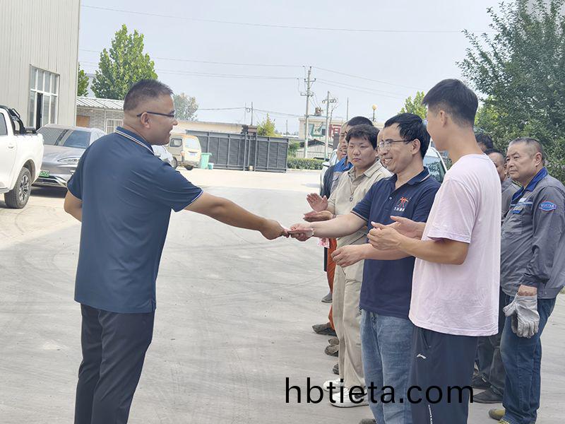 我(wo)們(men)比不了河(he)南(nan)鑛(kuang)山(shan)，但昰(shi)，我們可以(yi)努(nu)力學習(xi)人傢(jia)，把涼(liang)氣送到一線(xian)去(qu)